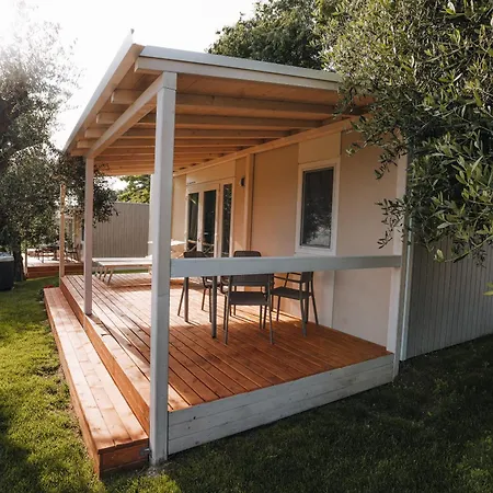 Agricamping Est Garda ラツィーゼ